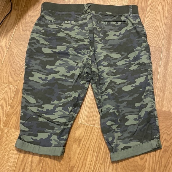 Riders by Lee Women’s Midrise Green Camo Capris (18W) - Picture 3 of 8